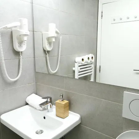 Ambrozic بيت ضيافة